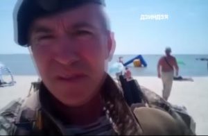 В сети появилось видео, как батальон «Шторм» наводит порядок на бердянском пляже
