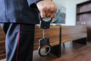 Подростки ночью обворовали квартиру в Коммунарском районе