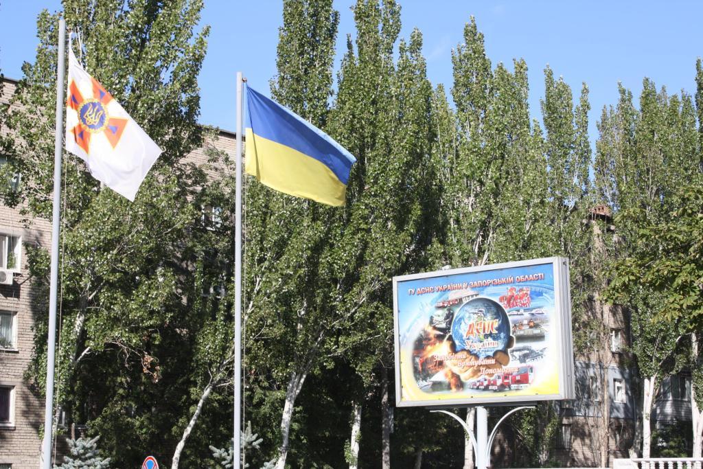 Запорожские спасатели подняли флаг