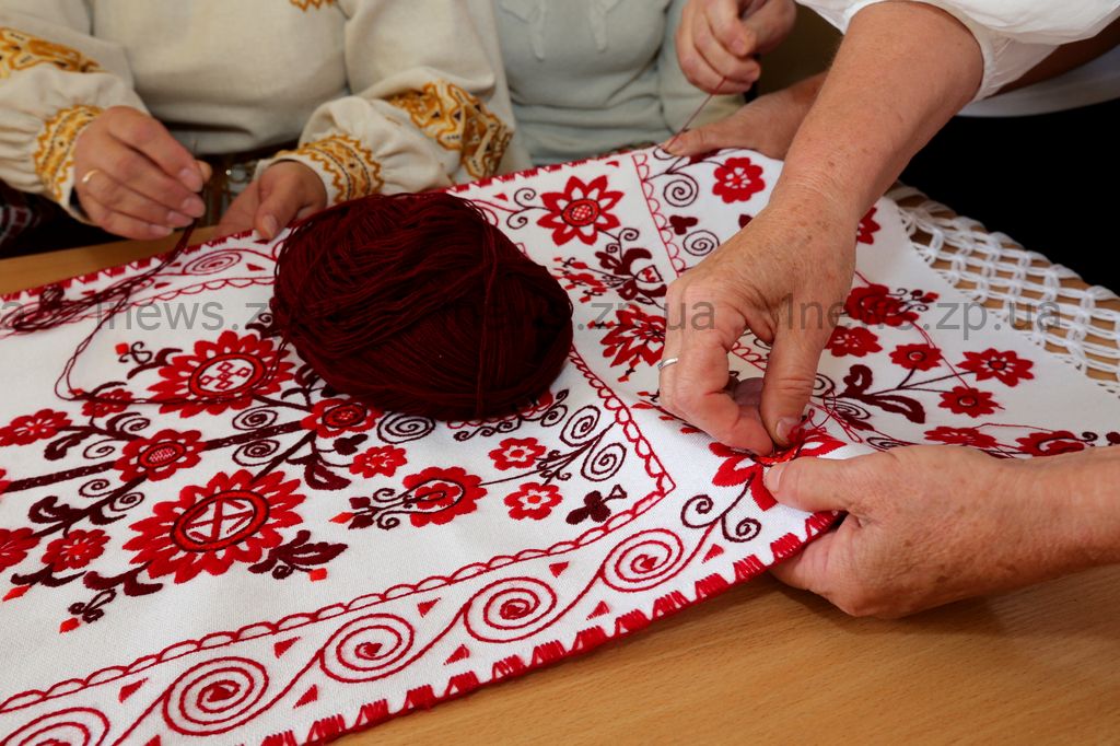 Создавая оберег Украины запорожские вышивальщицы молились о мире