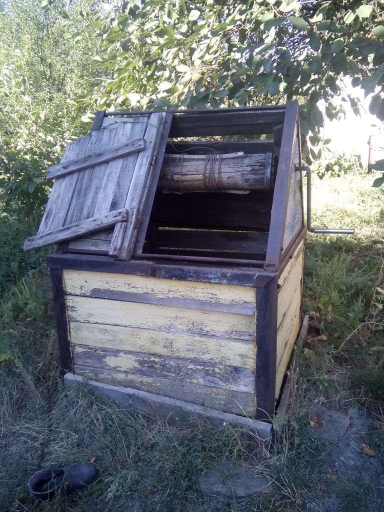 Пять спасателей вытаскивали из колодца старушку