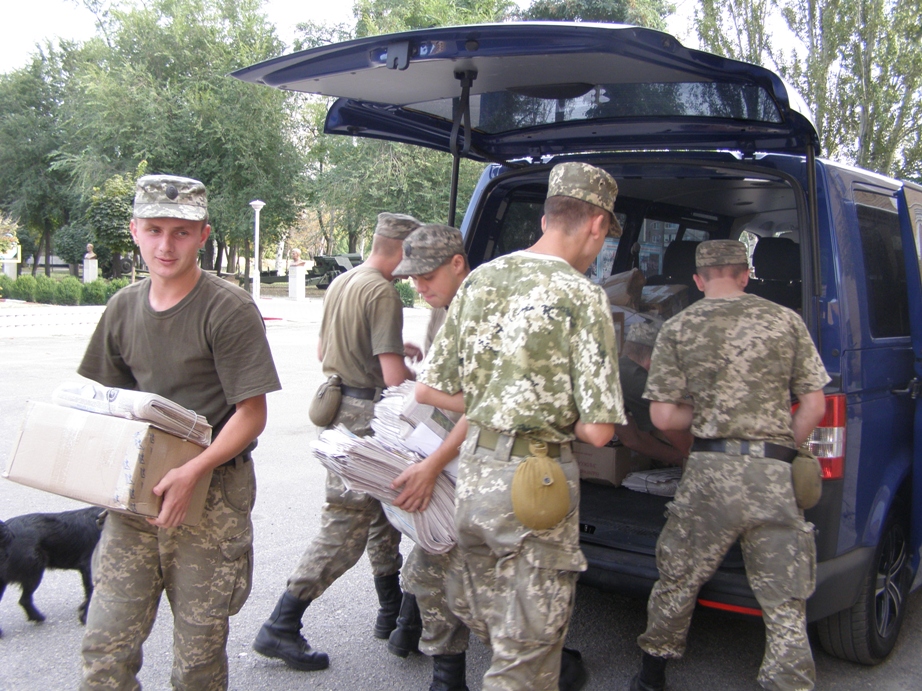 Запорожцы передали периодику солдатам в зону АТО