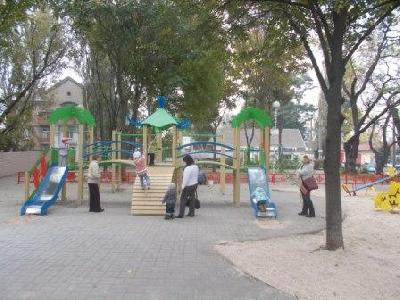 В одном из районов Запорожья появилась новая детская площадка