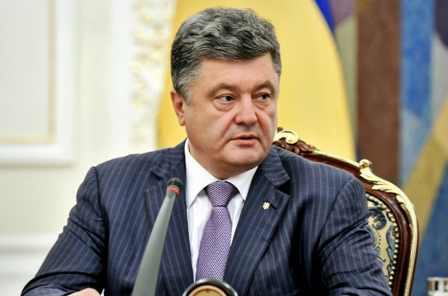Порошенко присвоил почетные звания запорожским педагогам