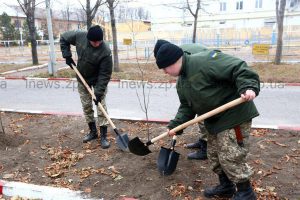 На Уральских казармах высадили деревья в память о погибших солдатах