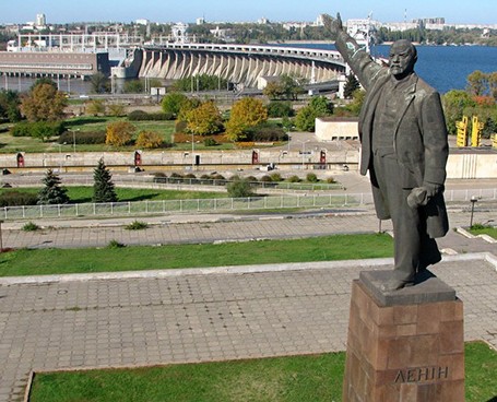 Кабмин снял охрану с запорожского Ленина