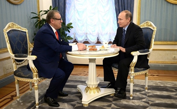 Хазанов подарил Путину корону
