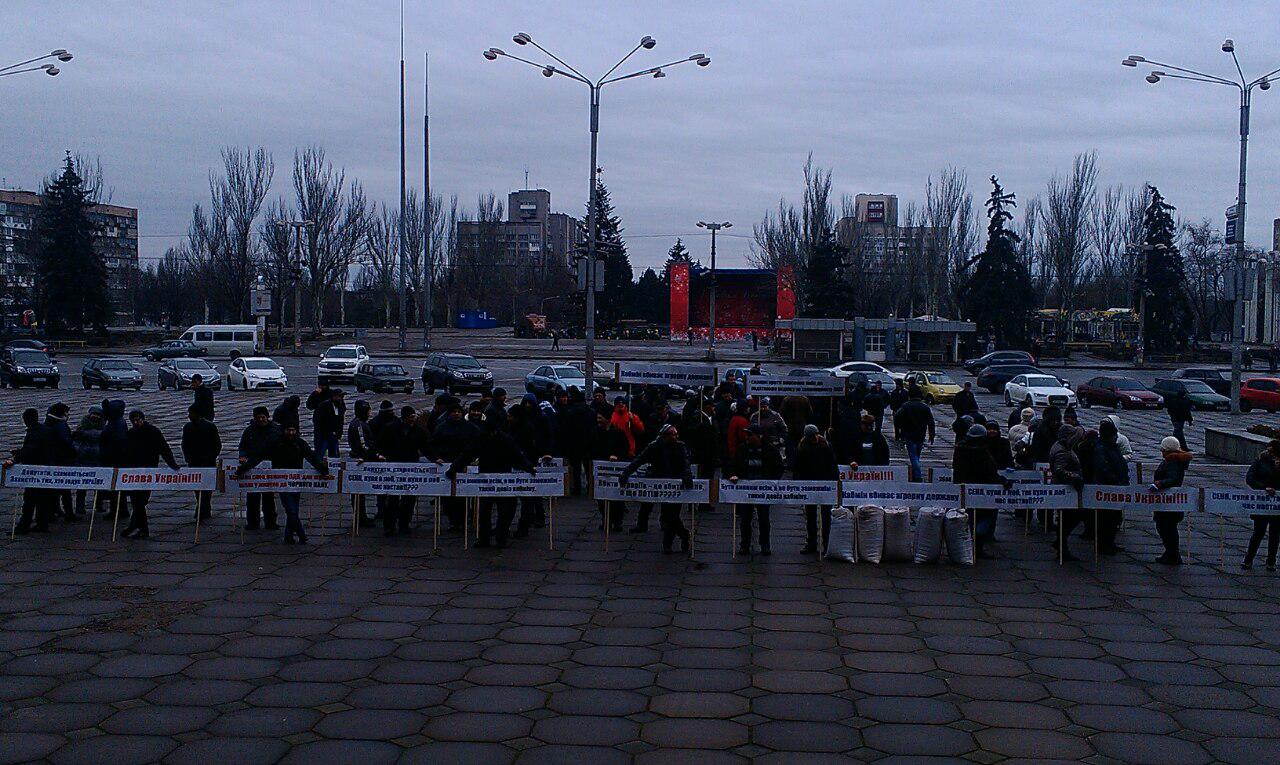 Под зданием ЗОГА митингуют аграрии