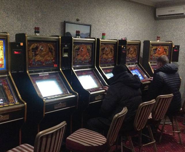 Дюжина автоматов: В Запорожье обнаружили очередной игровой зал