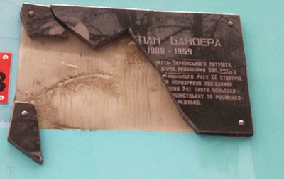 В Ровно в очередной раз разбили мемориальную доску Бандере