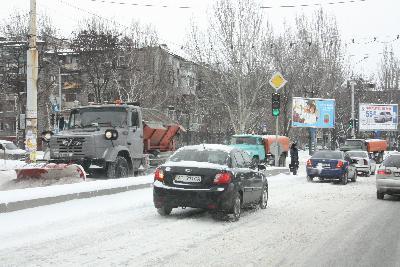 Запорожские улицы от снега убирают более 1 тыс. дворников