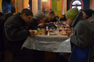 В Запорожье устроили рождественский обед для бездомных