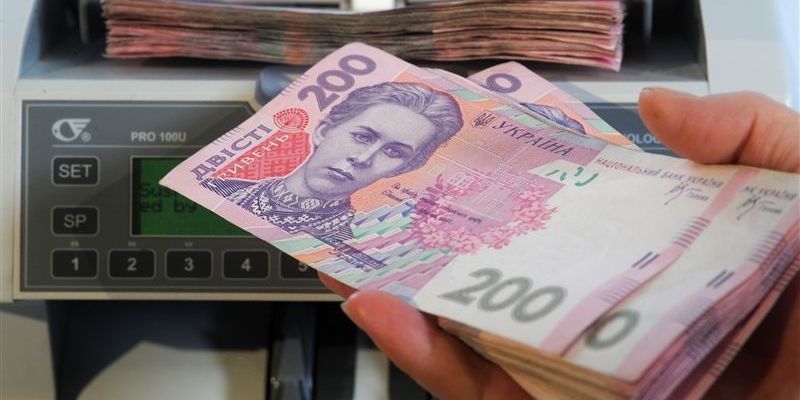 В прошлом году украинцы потратили в два раза больше, чем заработали