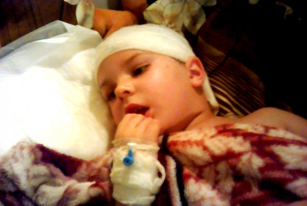 Требуется помощь: В Запорожье 4-летняя девочка борется с опухолью