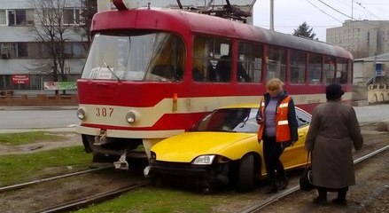 Очевидцы: Шевроле протаранило трамвай - водитель сбежал с места ДТП