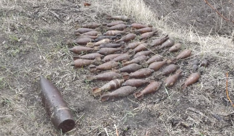 Запорожские пиротехники взорвали три десятка мин и гранат времен войны