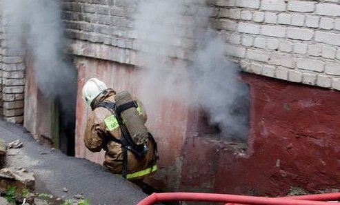 Пожарные спасли от огня троих бомжей, обитающих в подвале многоэтажки