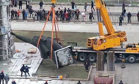 Строители рассказали, куда отвезут скульптуру Ленина