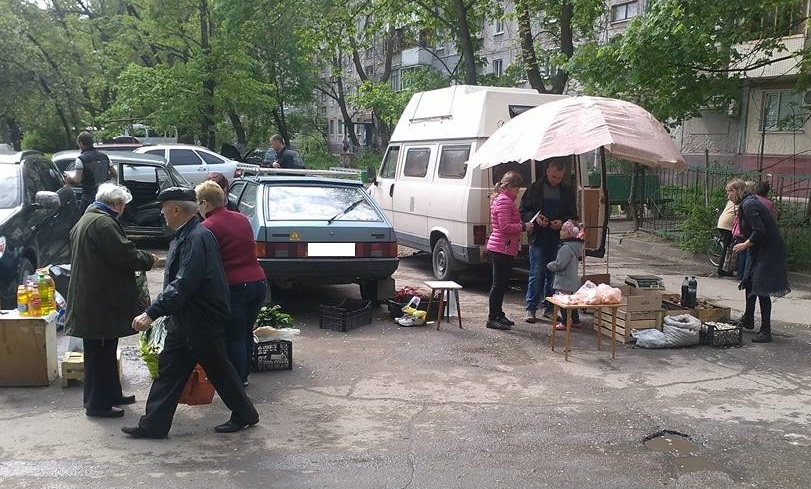 Стихийщики, которых сегодня утром «погоняли» новые копы, торгуют на том же месте