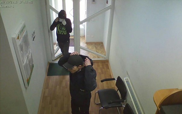 В полиции рассказали, какую сумму унесли грабители из кредитного центра на Космосе – фото нападавших