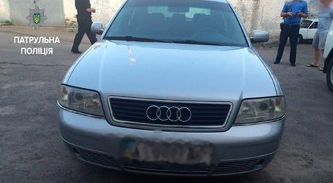 В Запорожье патрульные остановили Ауди, которая по документам числится как Тойота