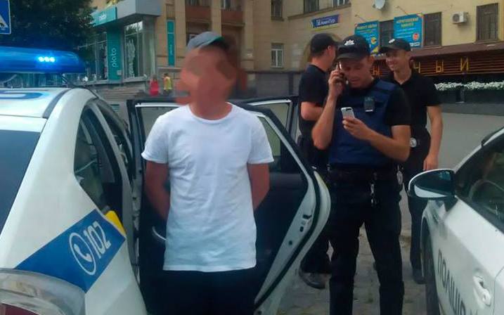 Пытаясь избежать наказания в Запорожье воры выбросили украденную цепочку в туалет