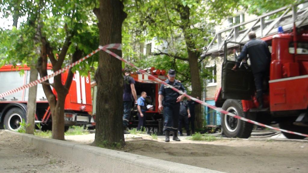 Пожар в запорожской многоэтажке: Спасатели эвакуировали женщину с двумя детьми - ФОТО