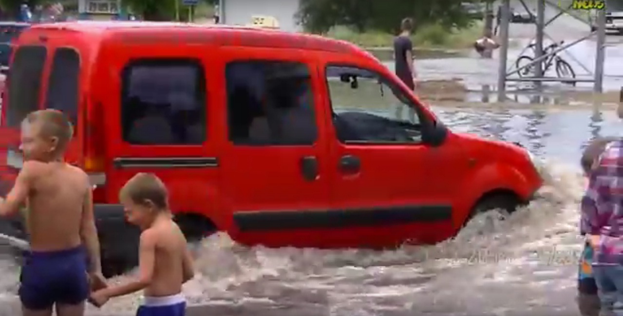 Жители Энергодара опубликовали кадры потопа: Машины ушли под воду по капот