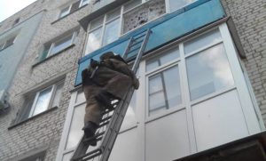 В Запорожской области маленькие дети закрылись в квартире, пока их мать спускала коляску на улицу