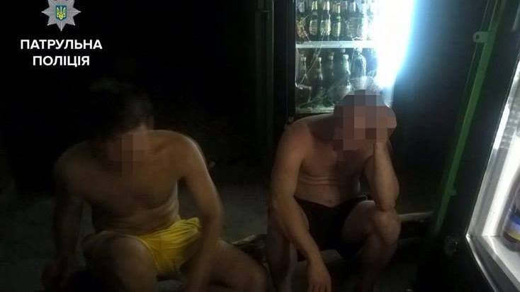 В Запорожье дерзкие молодчики с битами вынесли из киоска пиво