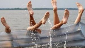 В Кирилловке жителя Днепра унесло в открытое море на 1 км