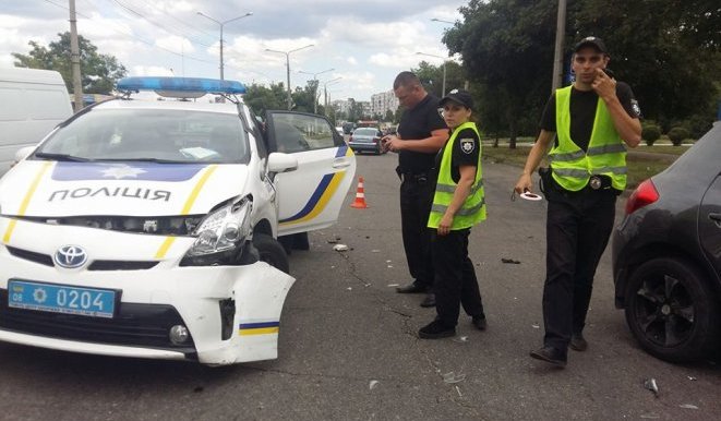 В Запорожье Тойота протаранила патрульный автомобиль