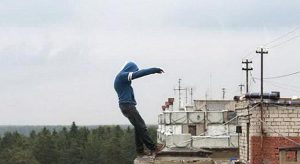 В Бердянске 17-летний парень упал со школьной крыши
