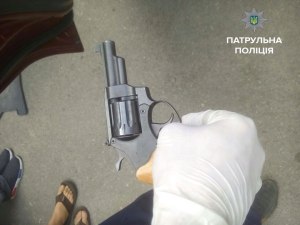 В центре Запорожья иностранцы стреляли в молодого парня