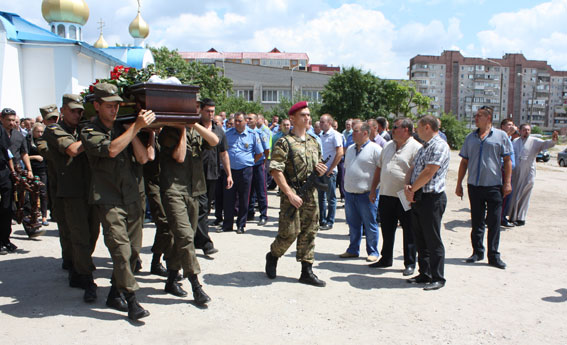 В Запорожье простились с полицейским, который погиб в ДТП по вине пьяного водителя