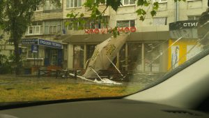 Шторм в Мелитополе: Поломанные деревья, затопленные улицы и разгромленные летние площадки в кафе