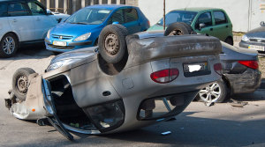 В Энергодаре автомобиль врезался в бордюр и перевернулся