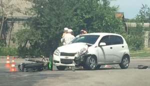В Коммунарском районе мотоцикл влетел в легковушку - ищут свидетелей
