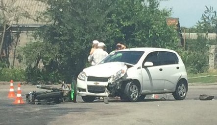 В Коммунарском районе мотоцикл влетел в легковушку - ищут свидетелей