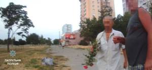 В Запорожье двое пьяных мужчин срезали на клумбе розы, чтобы загладить вину перед женами