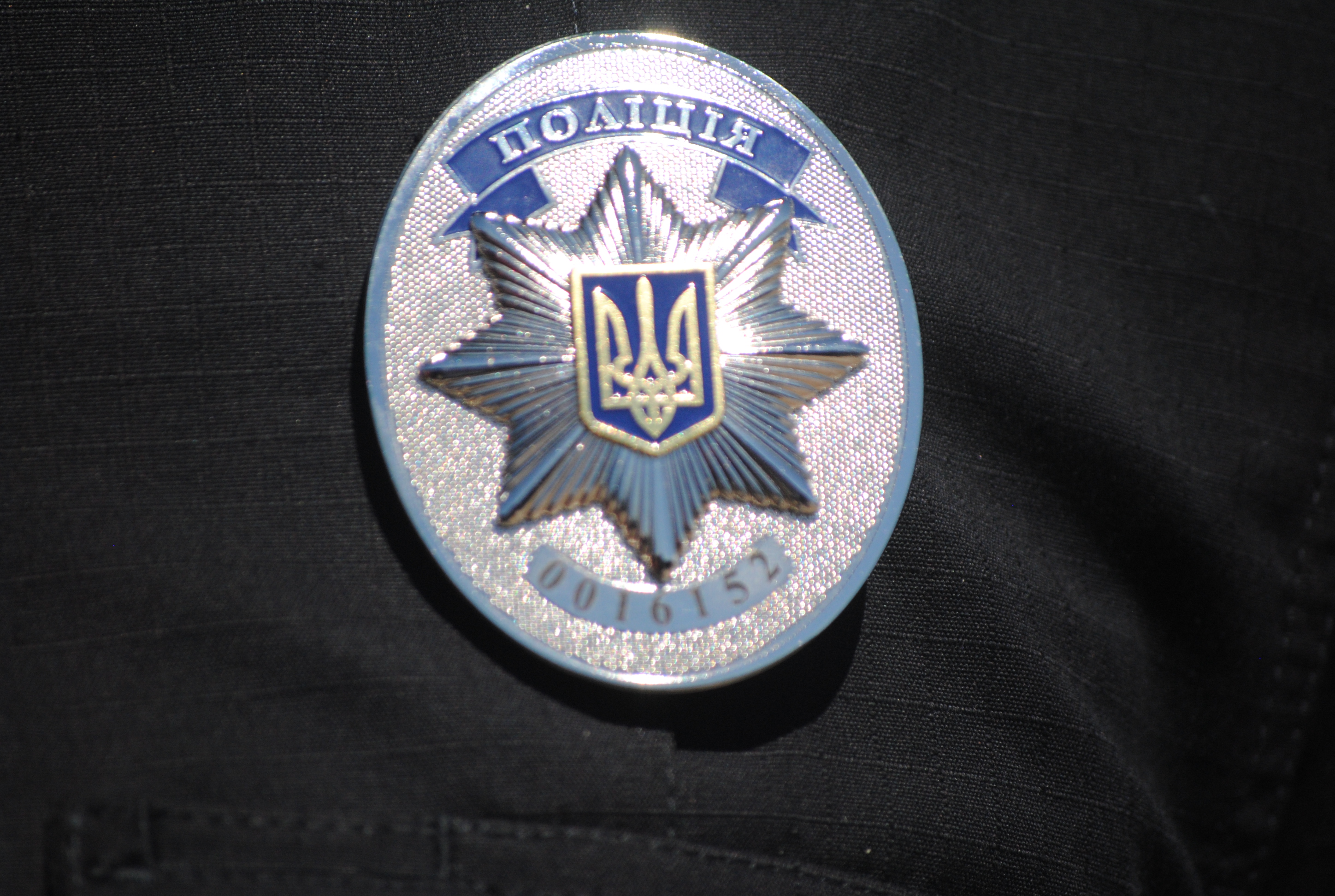 Официально: Полицейский, который избил задержанного, уволен и находится под домашним арестом
