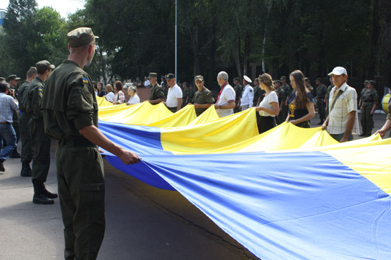 В Запорожье развернули самый большой в регионе флаг Украины - ФОТО