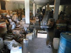 В Запорожье разоблачили подпольный цех по производству водки