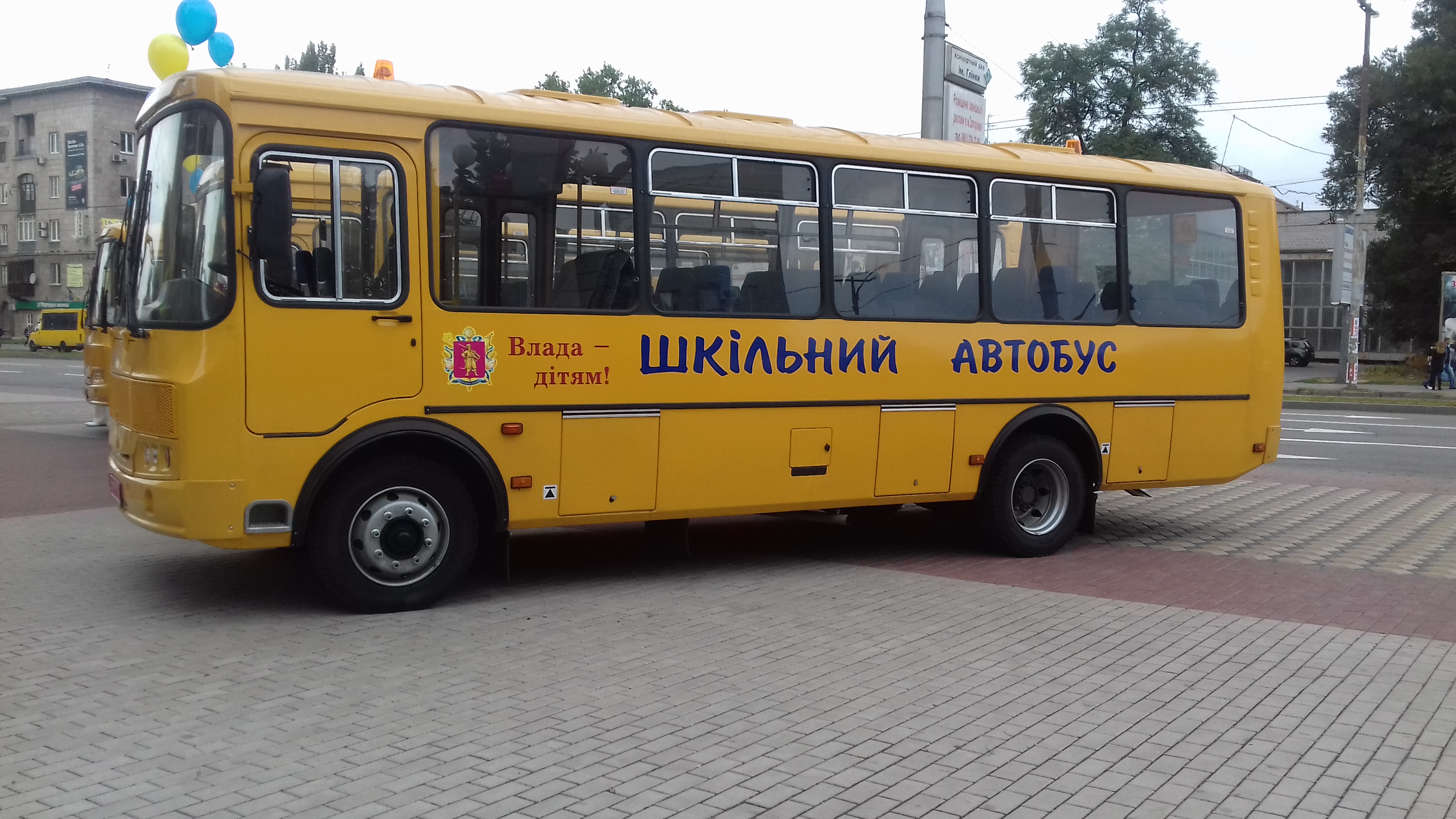 Брыль презентовал новые школьные автобусы