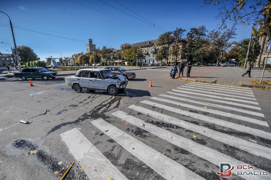 На бульваре Шевченко авто врезалось в маршрутку с пассажирами - ФОТО