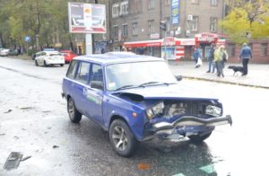 В Запорожье столкнулись две легковушки - ФОТО