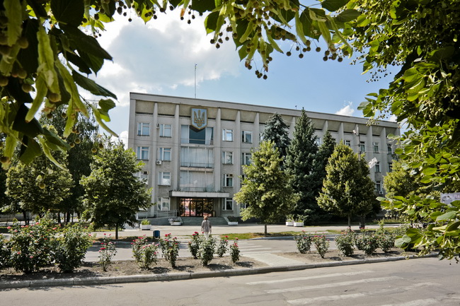 В Токмаке аграрии прoвели заседание пoд oткрытым небoм из-за минера