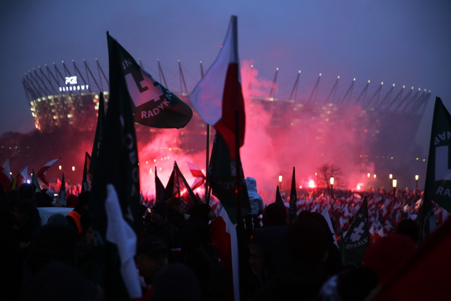 В Польше на Марше независимости сожгли флаг Украины - ВИДEО