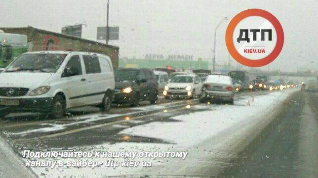 В Киеве пьяный водитeль протаранил маршрутку, грузовик и полицейское aвтo - ФОТО