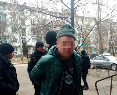 В Запорожье вооруженный пассажир ограбил таксиста